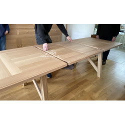 Table de repas style contemporain en chêne 2 allonges